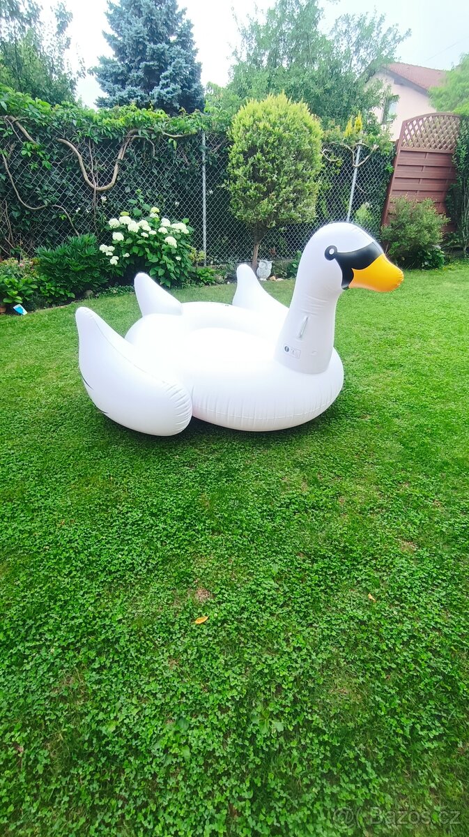 Velká NAFUKOVACÍ LABUŤ 115x180x190cm. VxŠxD. Používaná necel