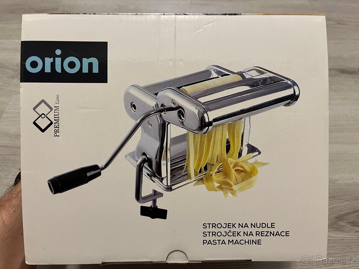 Nerezový strojek na nudle