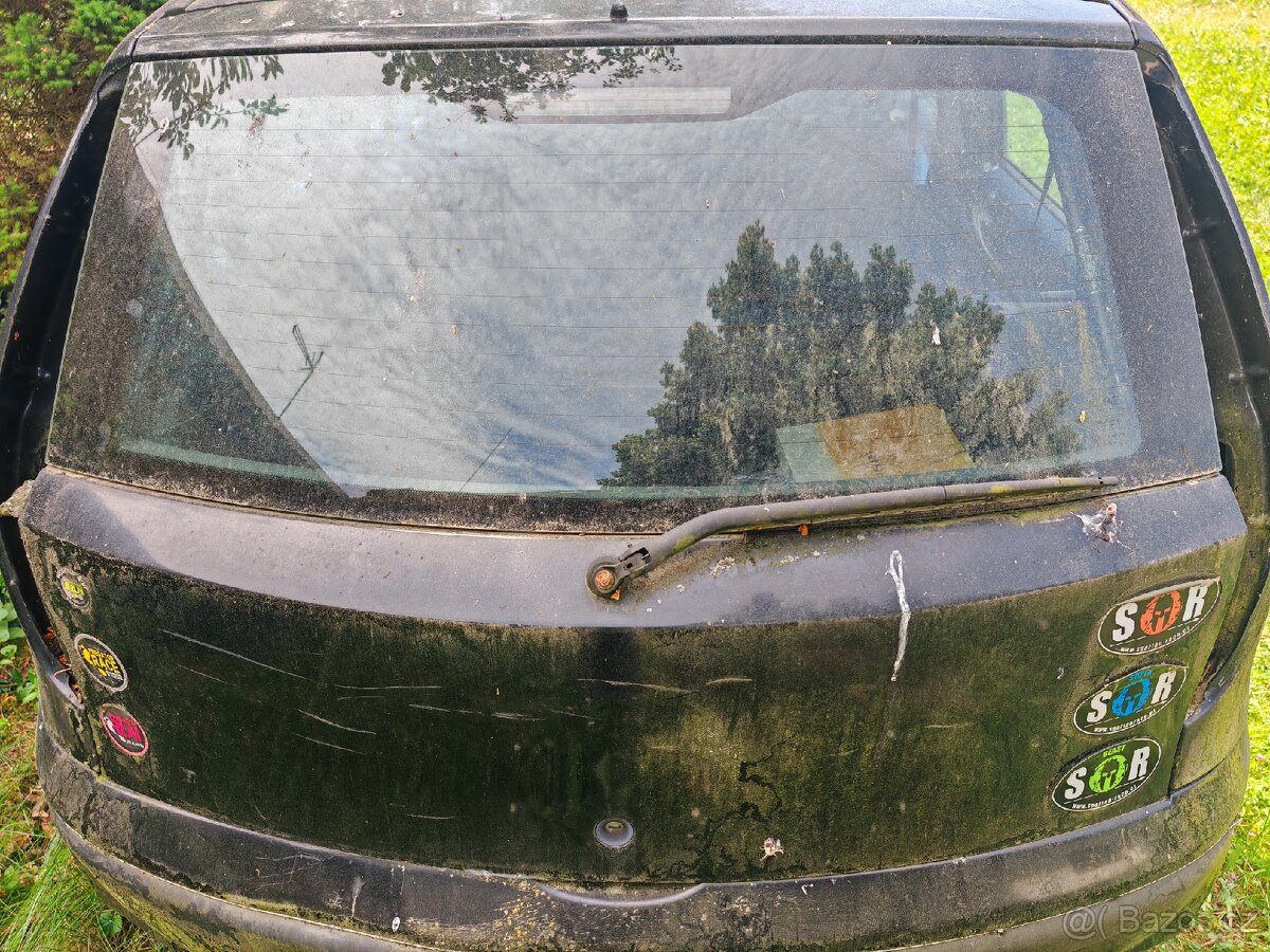 Fiat Punto 2 (5-ti dveř.) - černé páté kufrové dveře