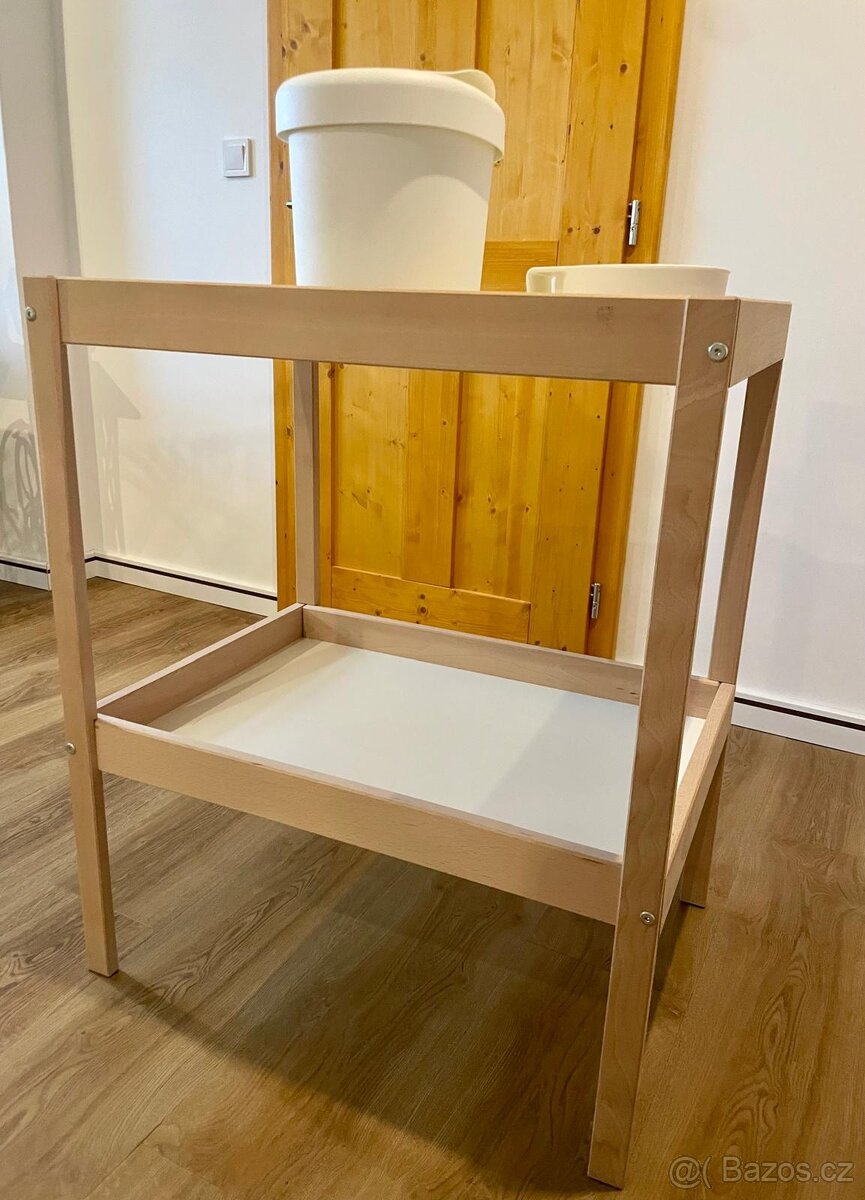 Přebalovací stůl + misky