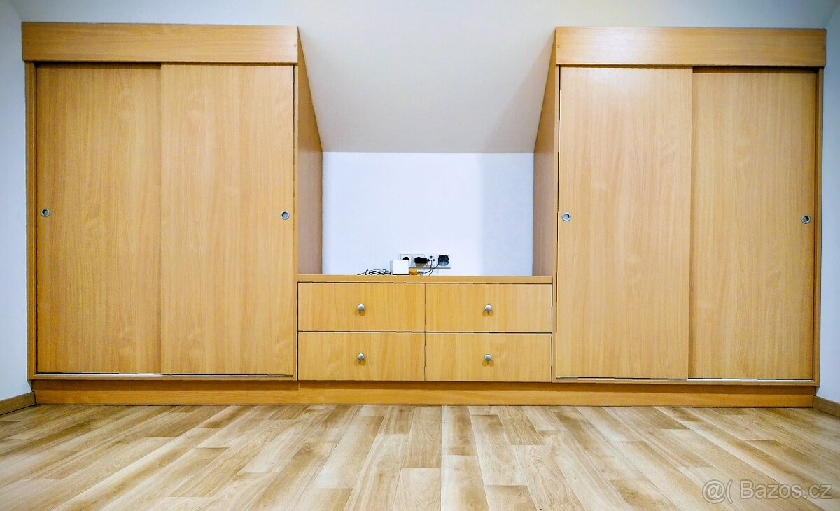 Atypická vestavná šatní skříň