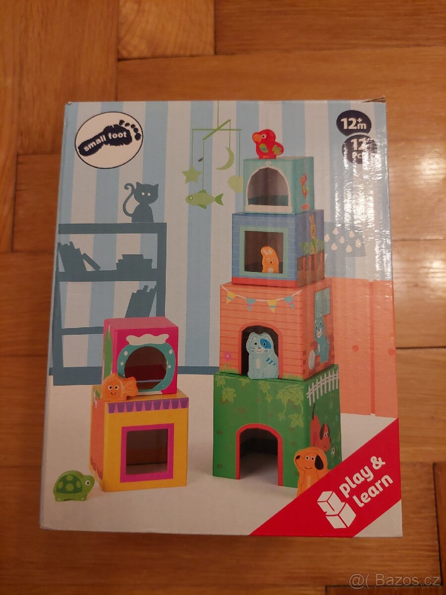 Věž z kostek se zvířátky