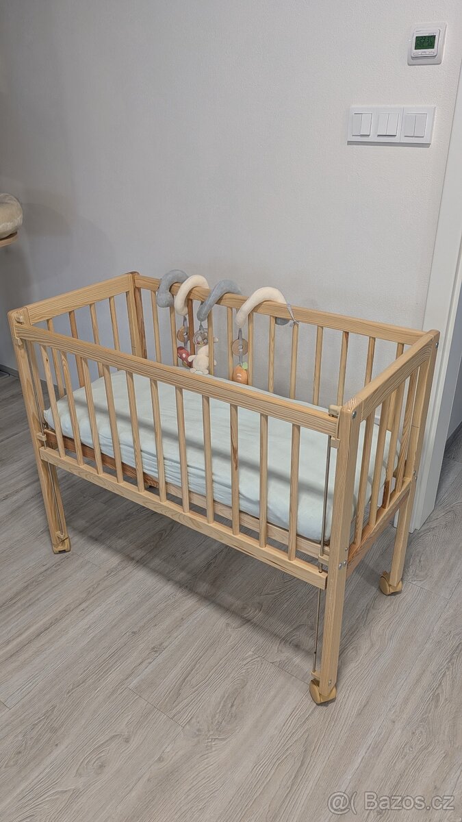 Prodám postýlku i s matrací a chráničem