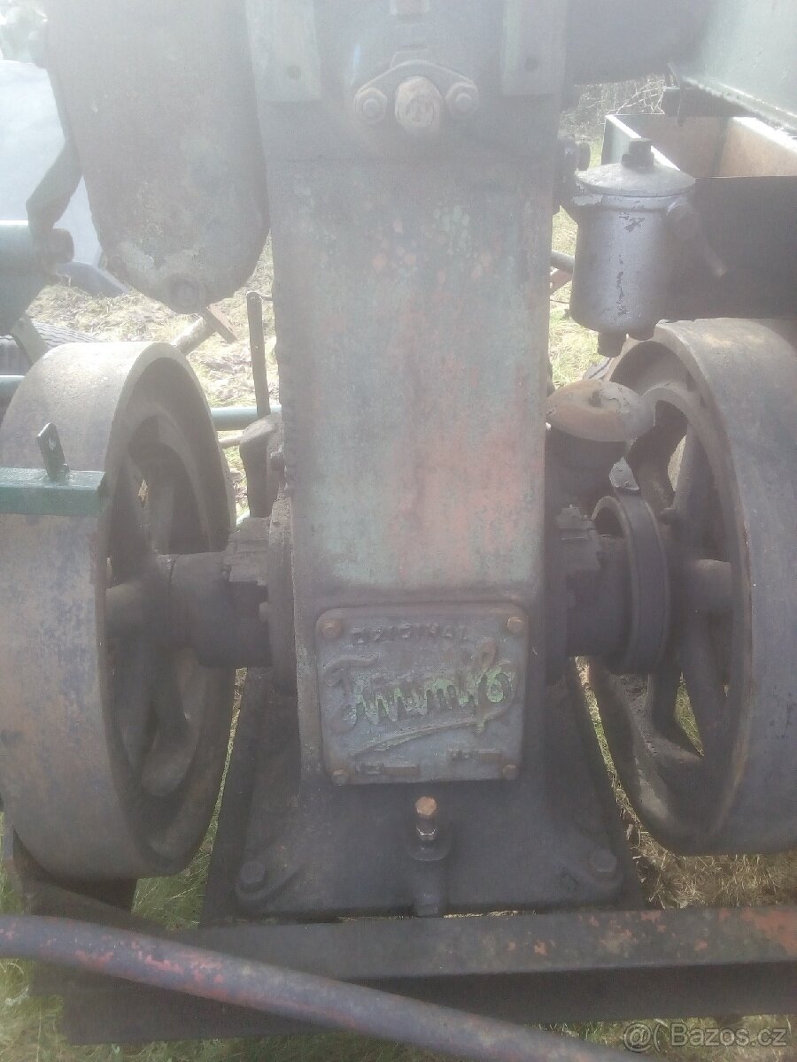 TRAKTOR DĚLANÝ S MOTOREM TRIUMPH VELMI ZAJÍMAVÝ