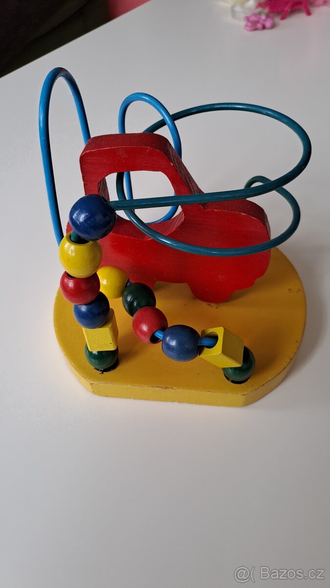 Dřevěný labyrint s korálky - autíčko.