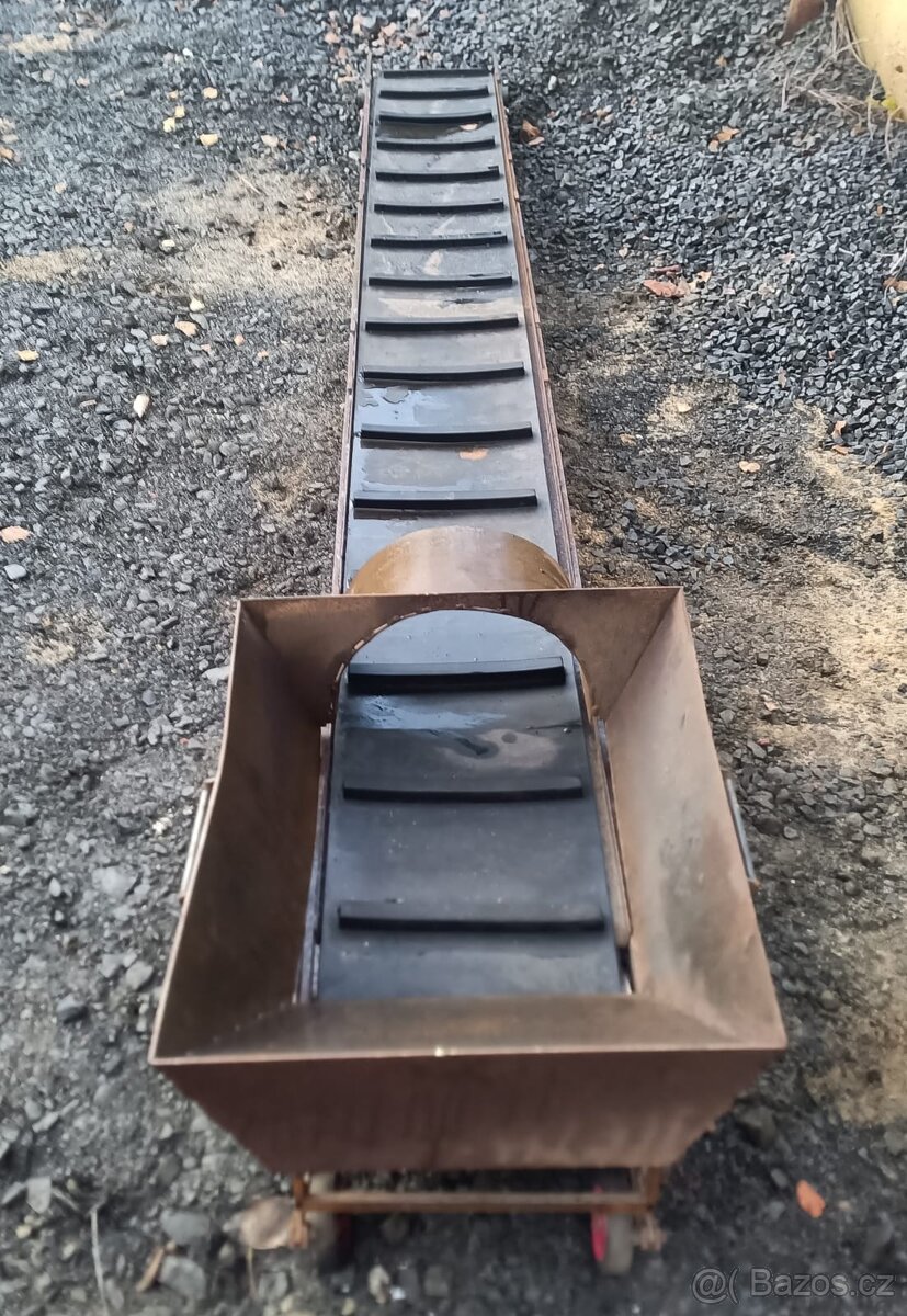 Pásový dopravník s unašeči