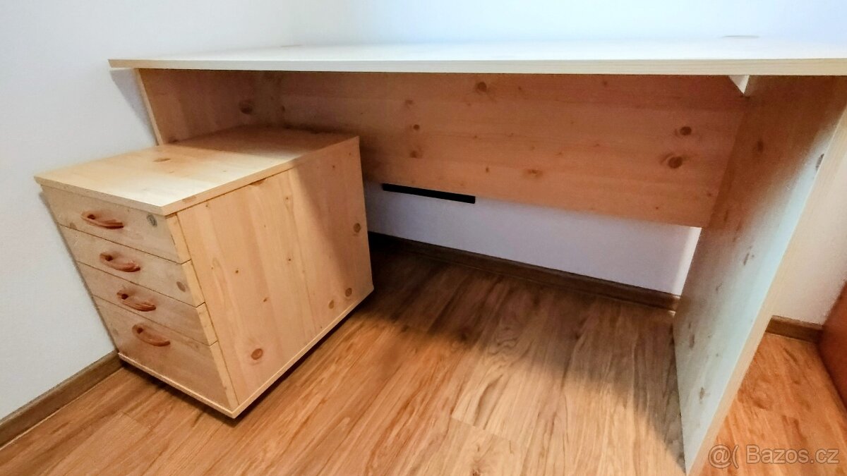 Prodám psací stůl