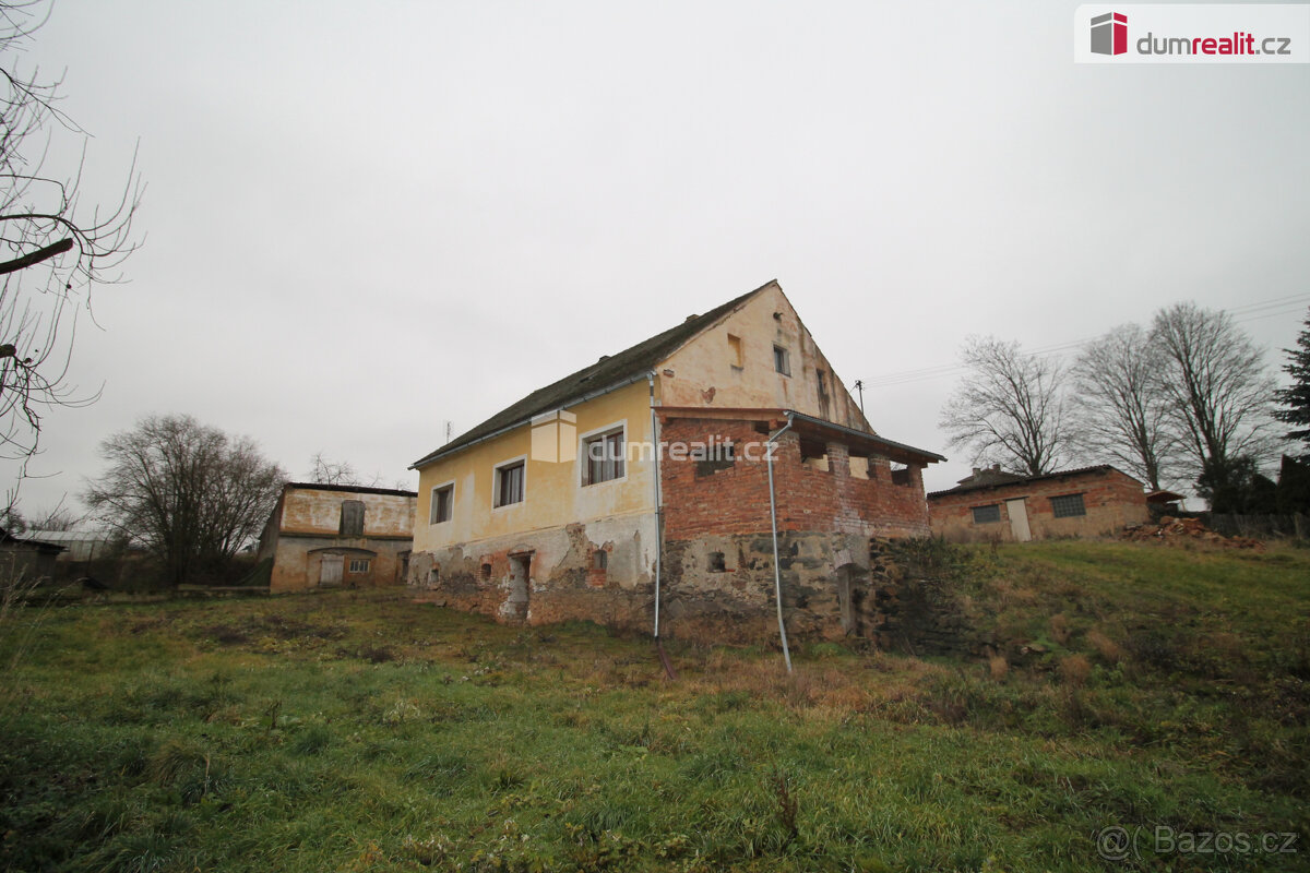 Dům určený k rekonstrukci s velkým pozemkem v obci Malovice