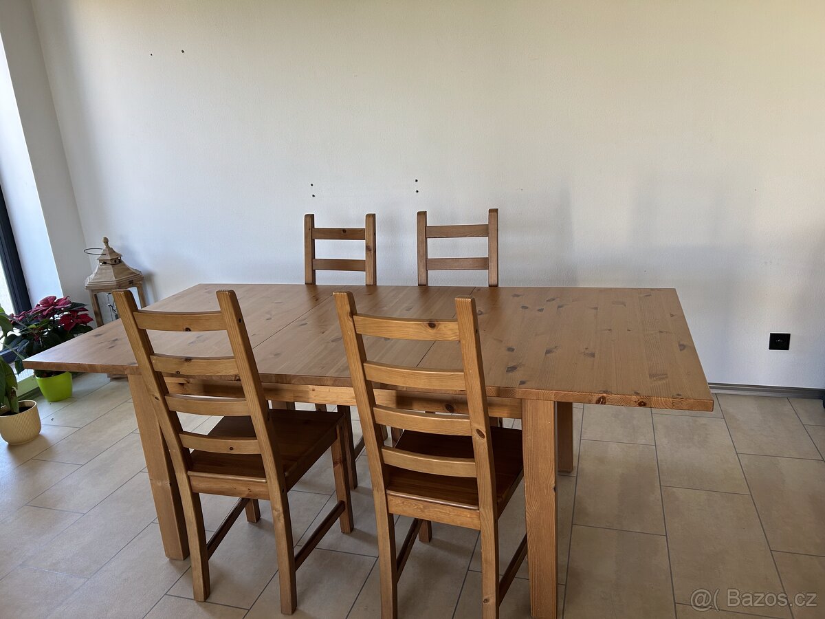 Rozkládací jídelní stůl + 4 židle