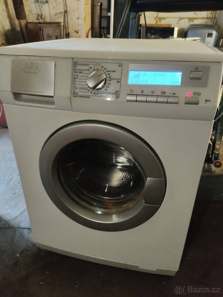 pračka se sušičkou Aeg 7/4 kg,0-1600 ot./malá lednice