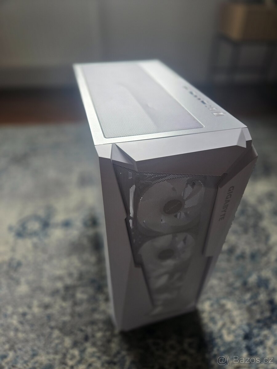 Gigabyte ATX skříň