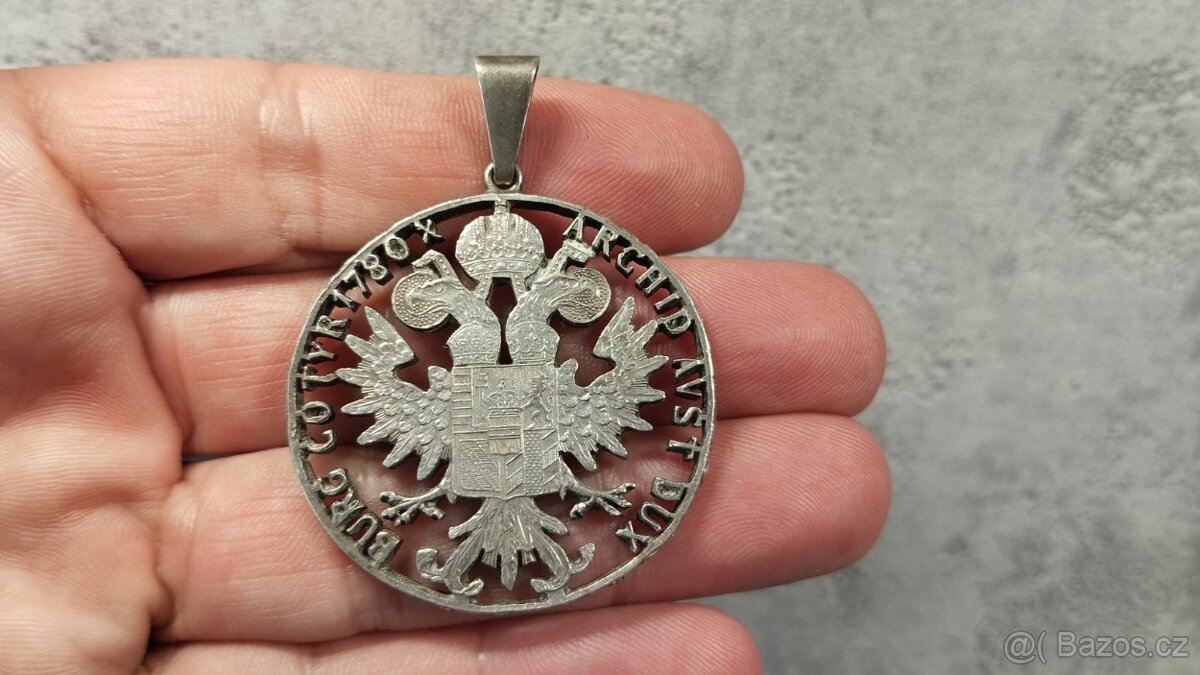 Velká stříbrná mince - tolar, vyřezávaný přívěšek