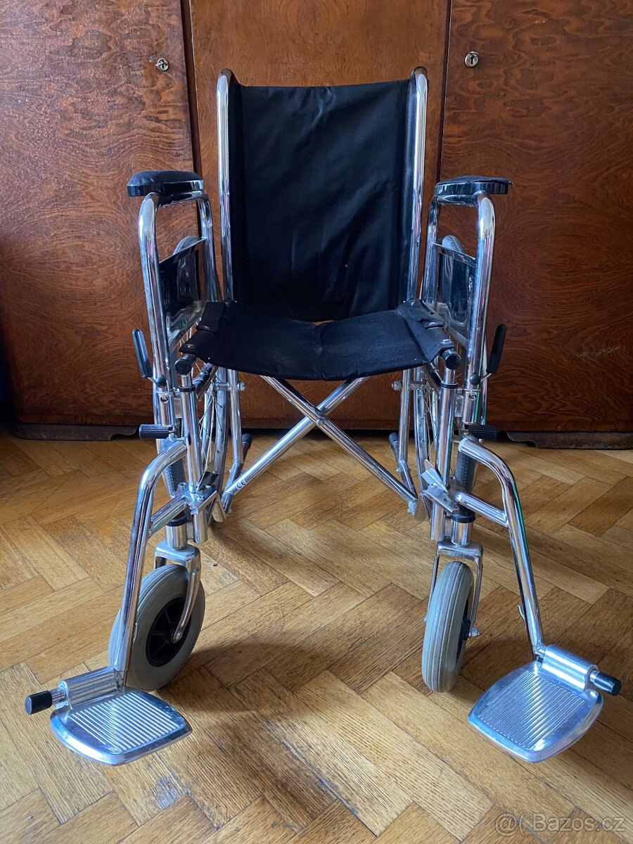 Skládací invalidní vozík