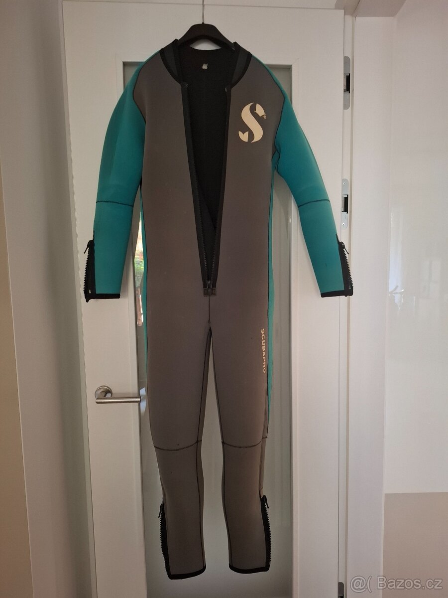 Oblek na potápění s vestou