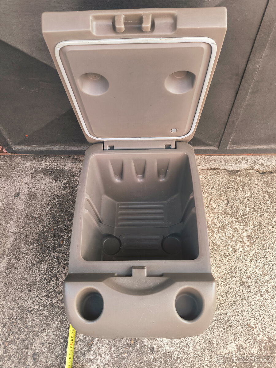 Velký chladící box/lednice originál místo sedadla