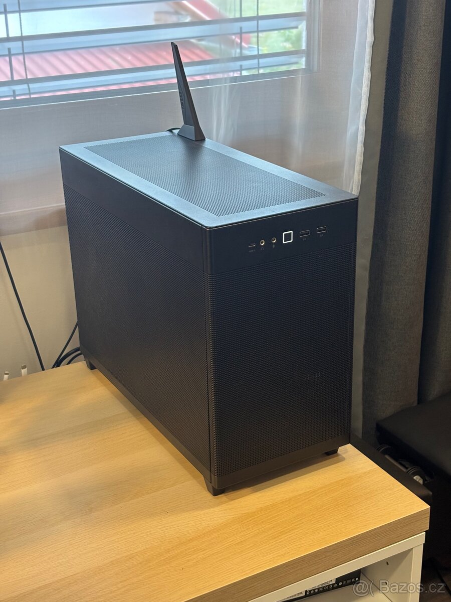 TICHÝ A ELEGANTNÍ HERNÍ PC (RX 9070, Ryzen 7700, 32gb, 4TB)