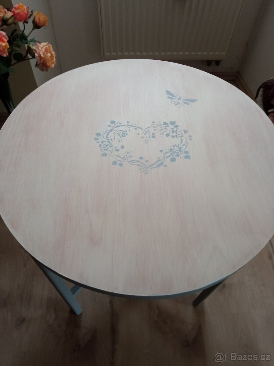 Kulatý stolek v66 prům.70cm