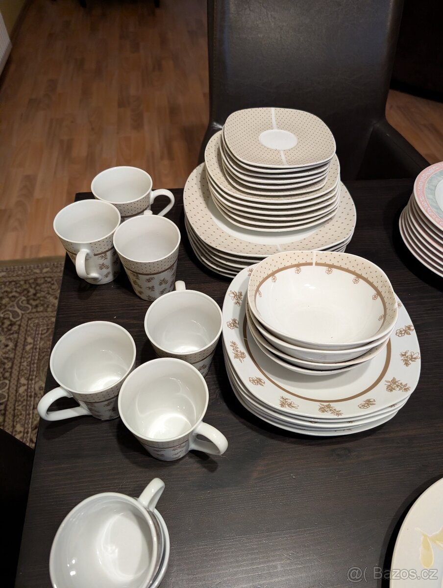 Sada nádobí s hrnky