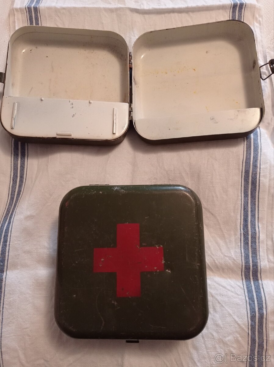 Vojenská lékárnička, kazeta na holení, zásobník na žárovky