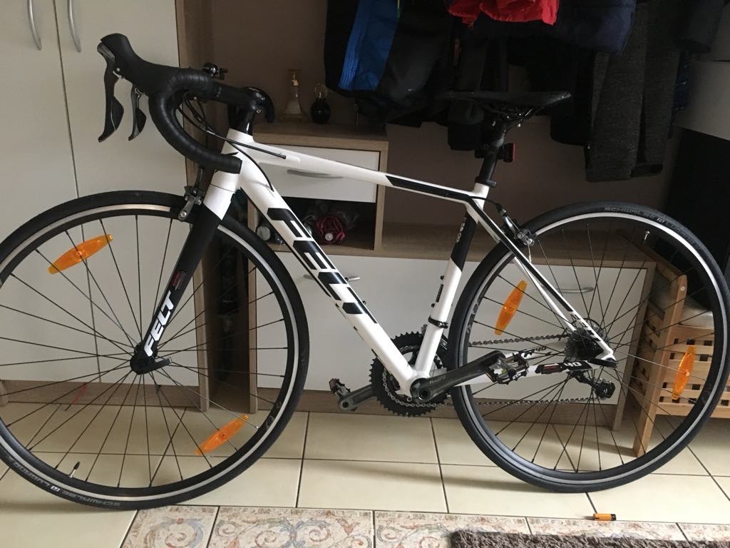 Silniční kolo Felt