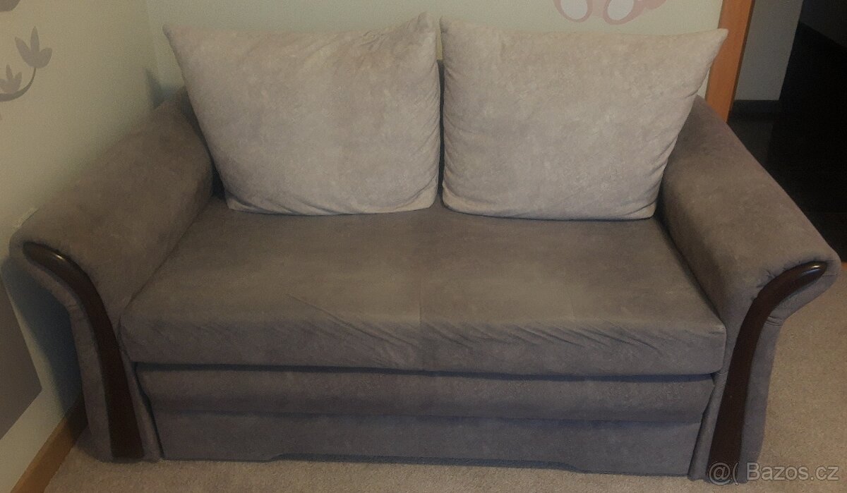 Rozkládací čalouněná pohovka r. v. 2019