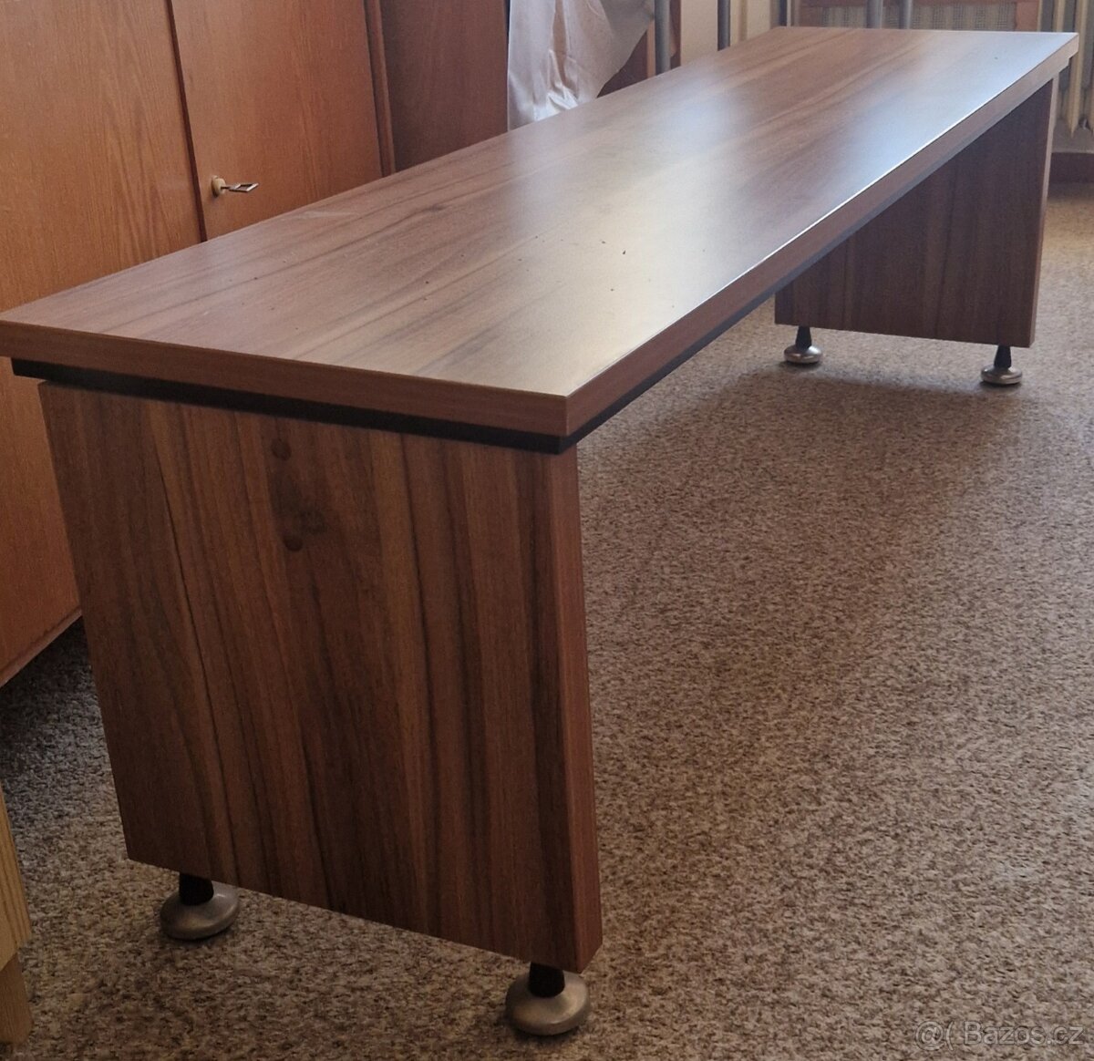 Dřevěná lavice na květiny