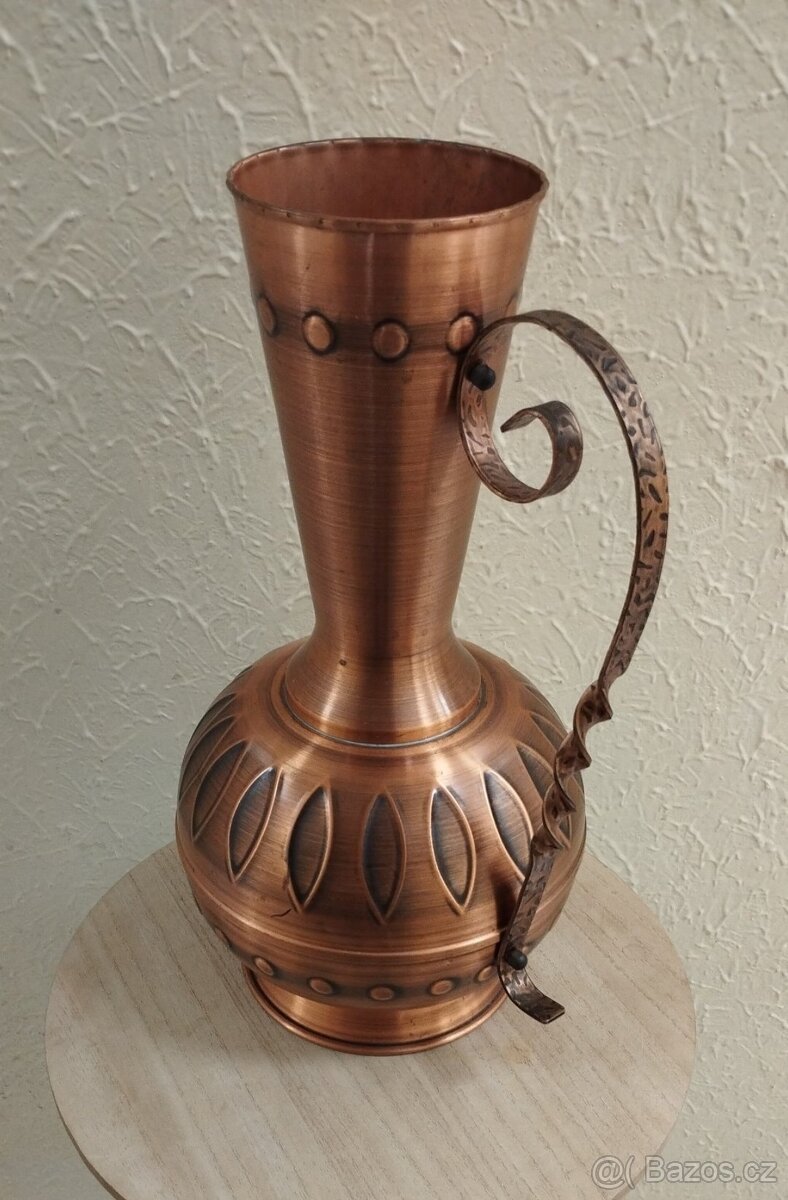 Starý velký těžký měděný džbán 43 cm výška.