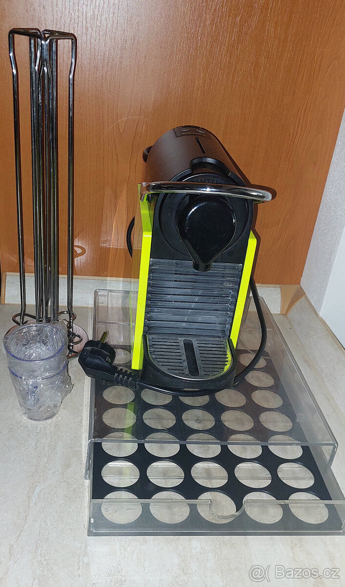 Kávovar Nespresso + 2x držák kapslí