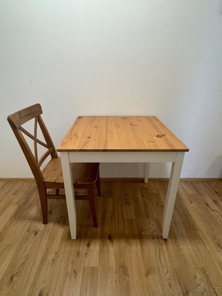Jídelní stůl plus 3 židle