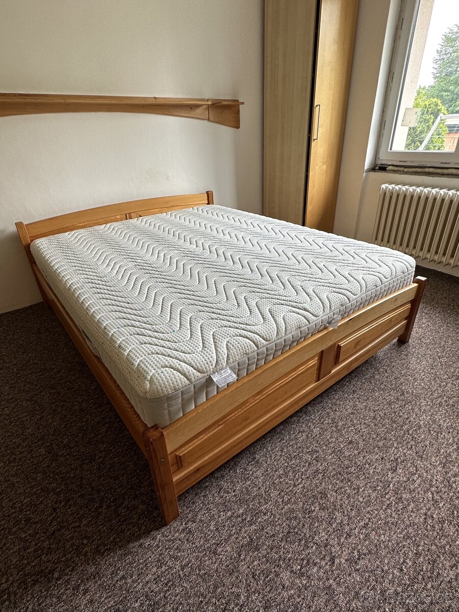 postel z masivní borovice +matrace magniflex