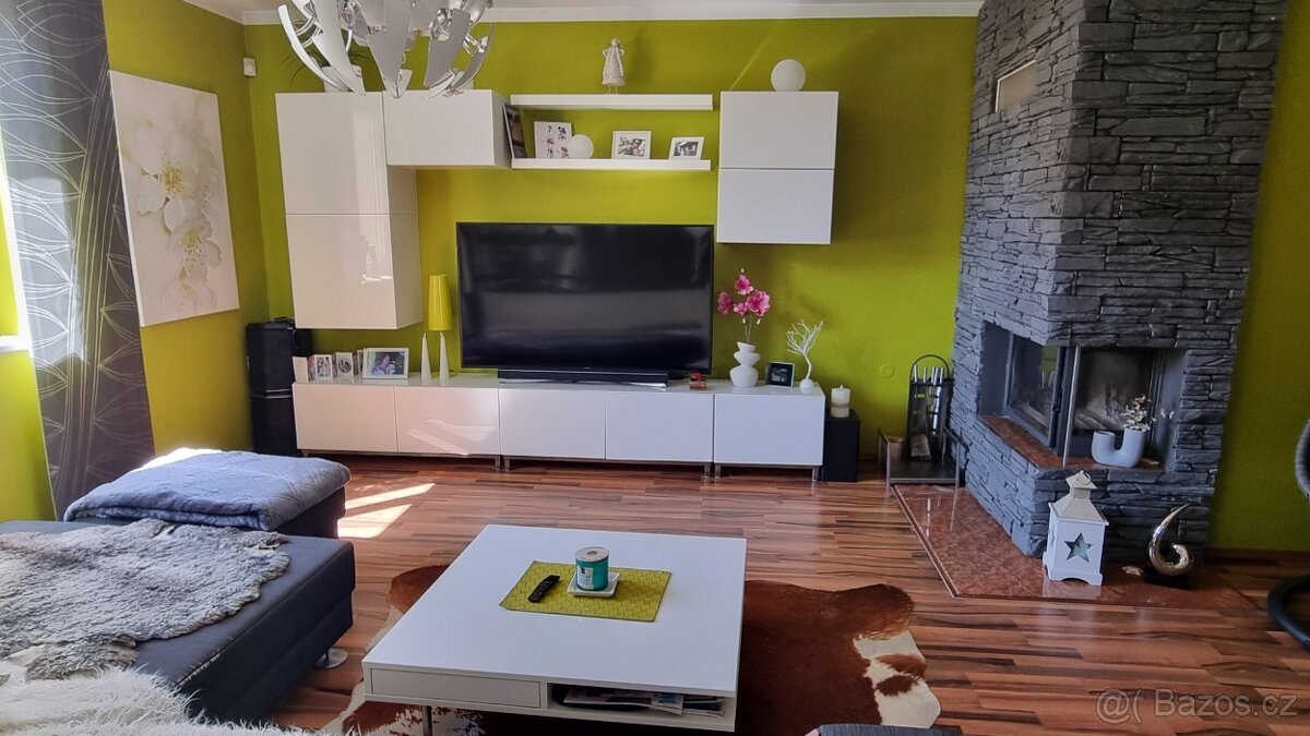 Bílý set skříněk a stolku (obyvák)
