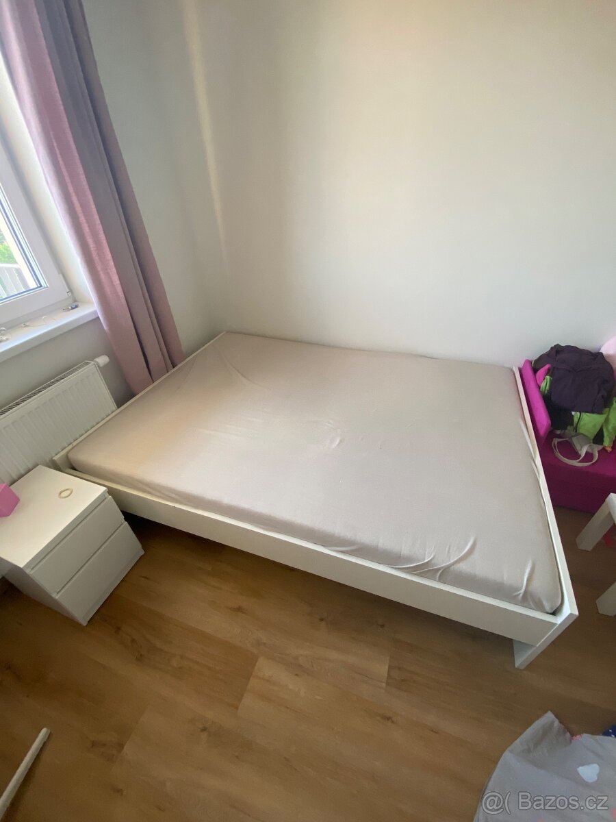 Postel s matrací a roštem