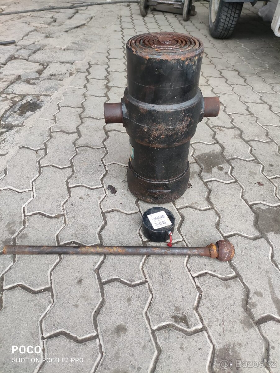 Mailer hydraulicky válec