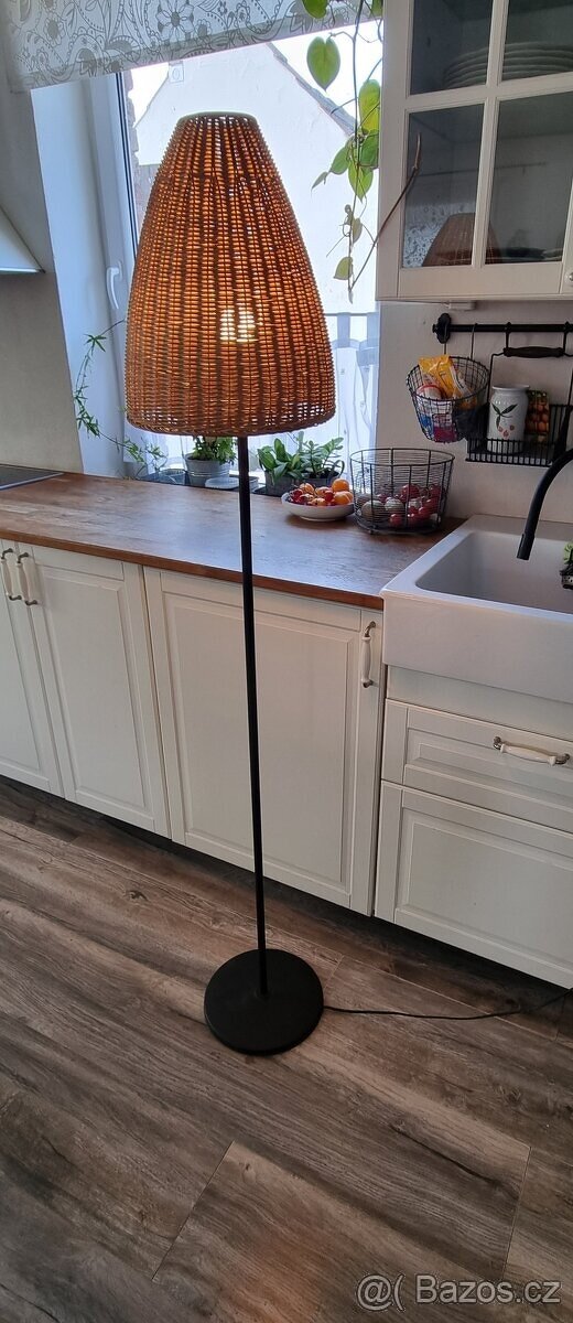 Ikea proutěná lampa, stará kolekce