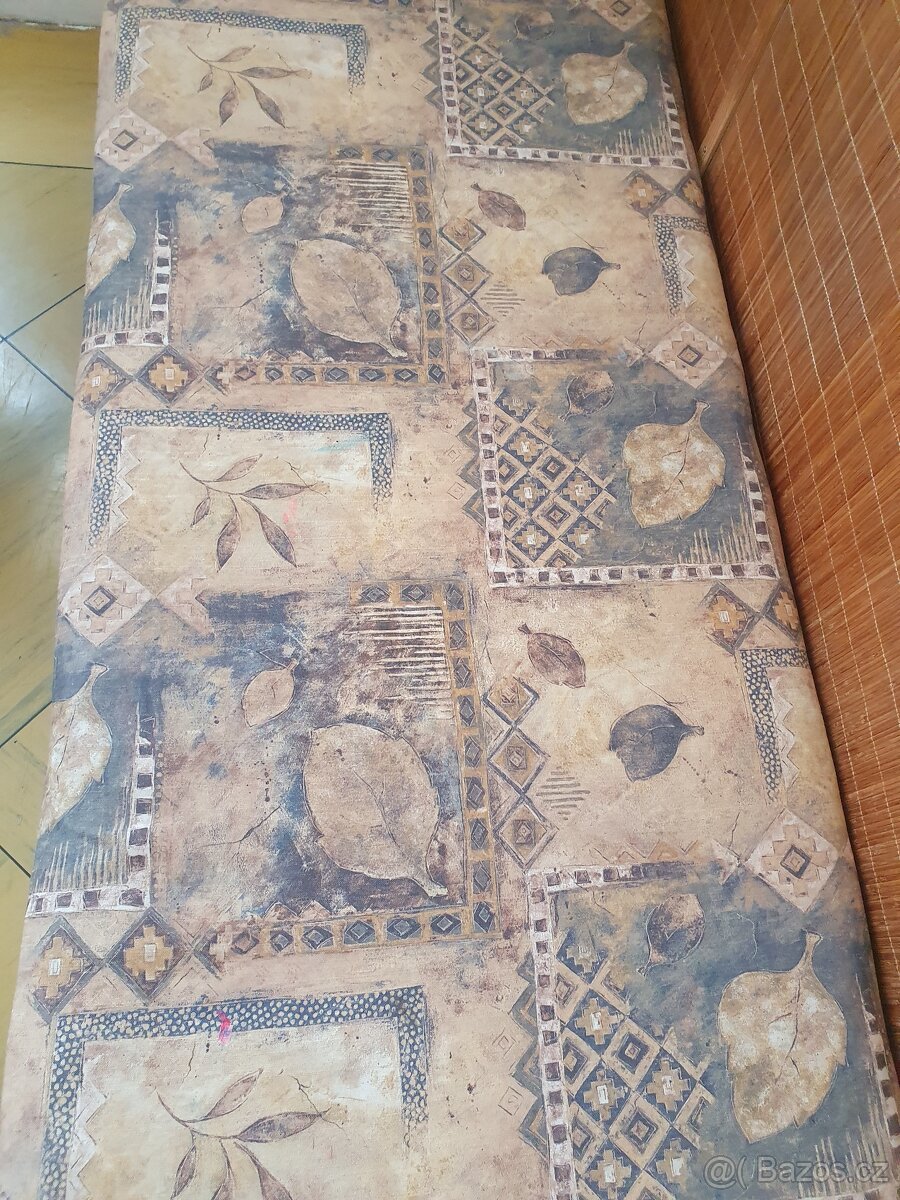 Postel s úložným prostorem