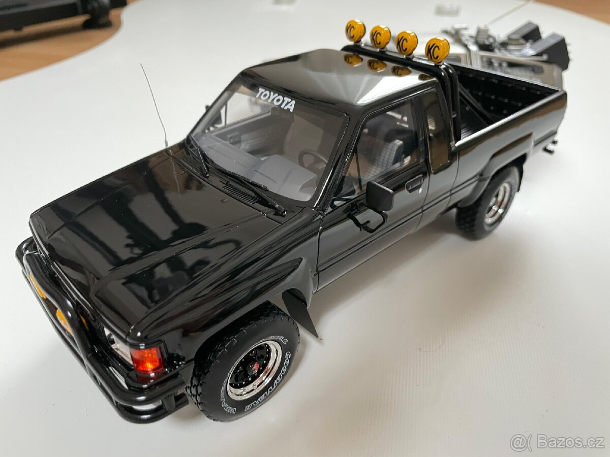 Toyota Hilux SR5 1:18 Otto Mobile Back to the future