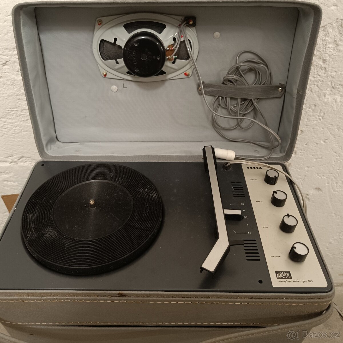 Retro kufříkový gramofon