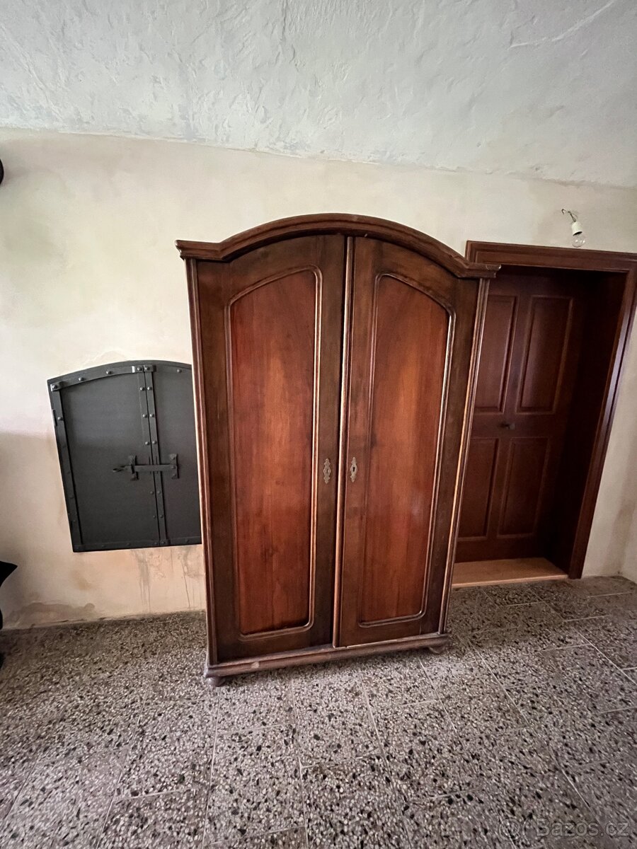 Starožitná skříň k renovaci