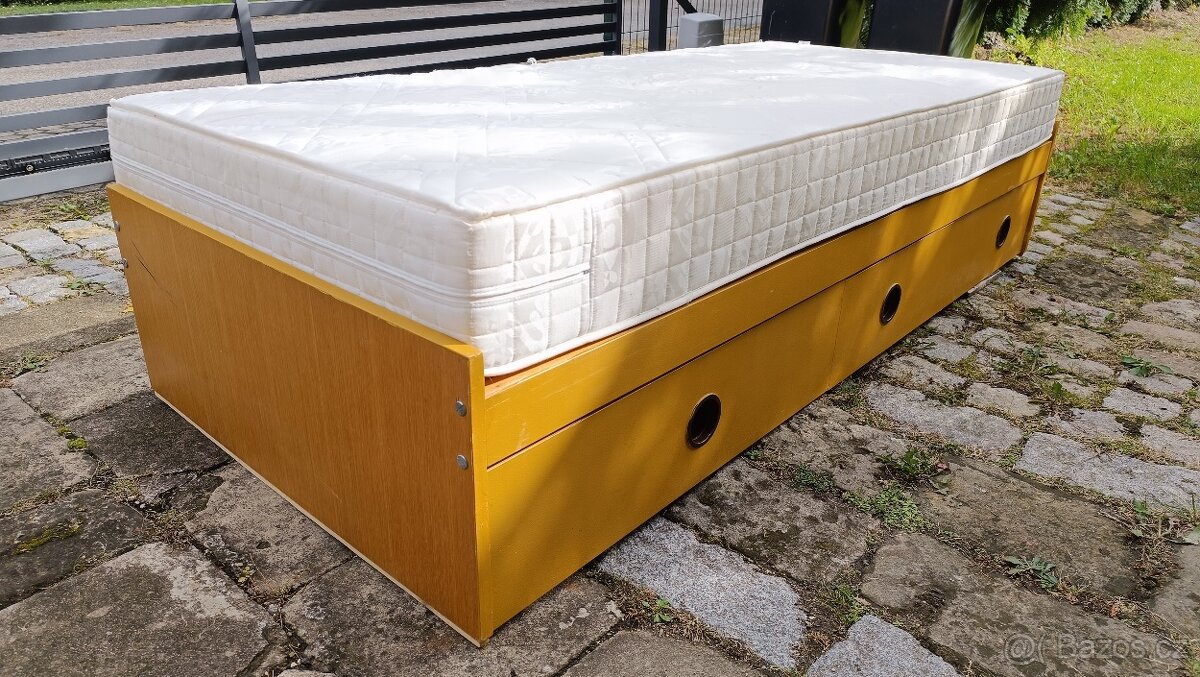 Postel dospělé velikosti , nová matrace, šuplata