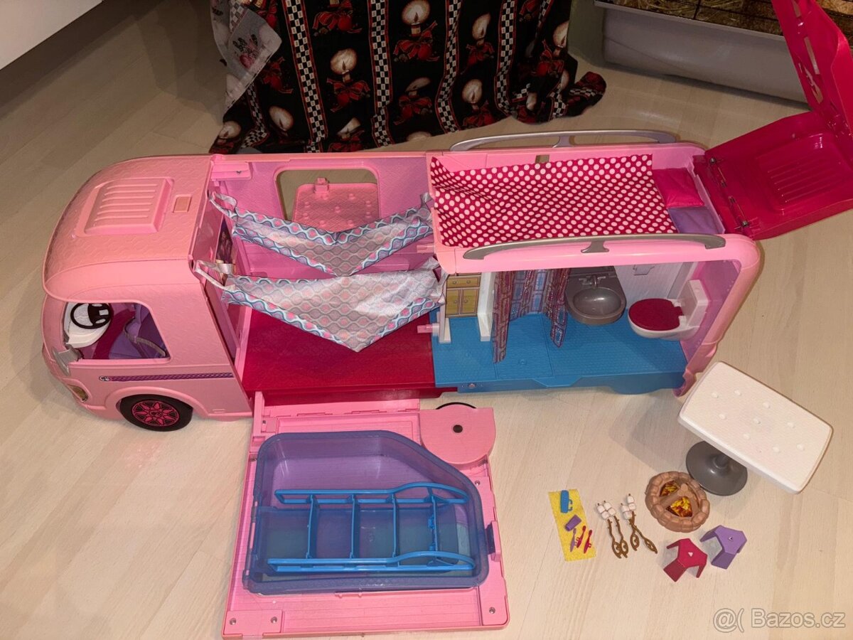 Barbie karavan se skluzavkou a bazénem
