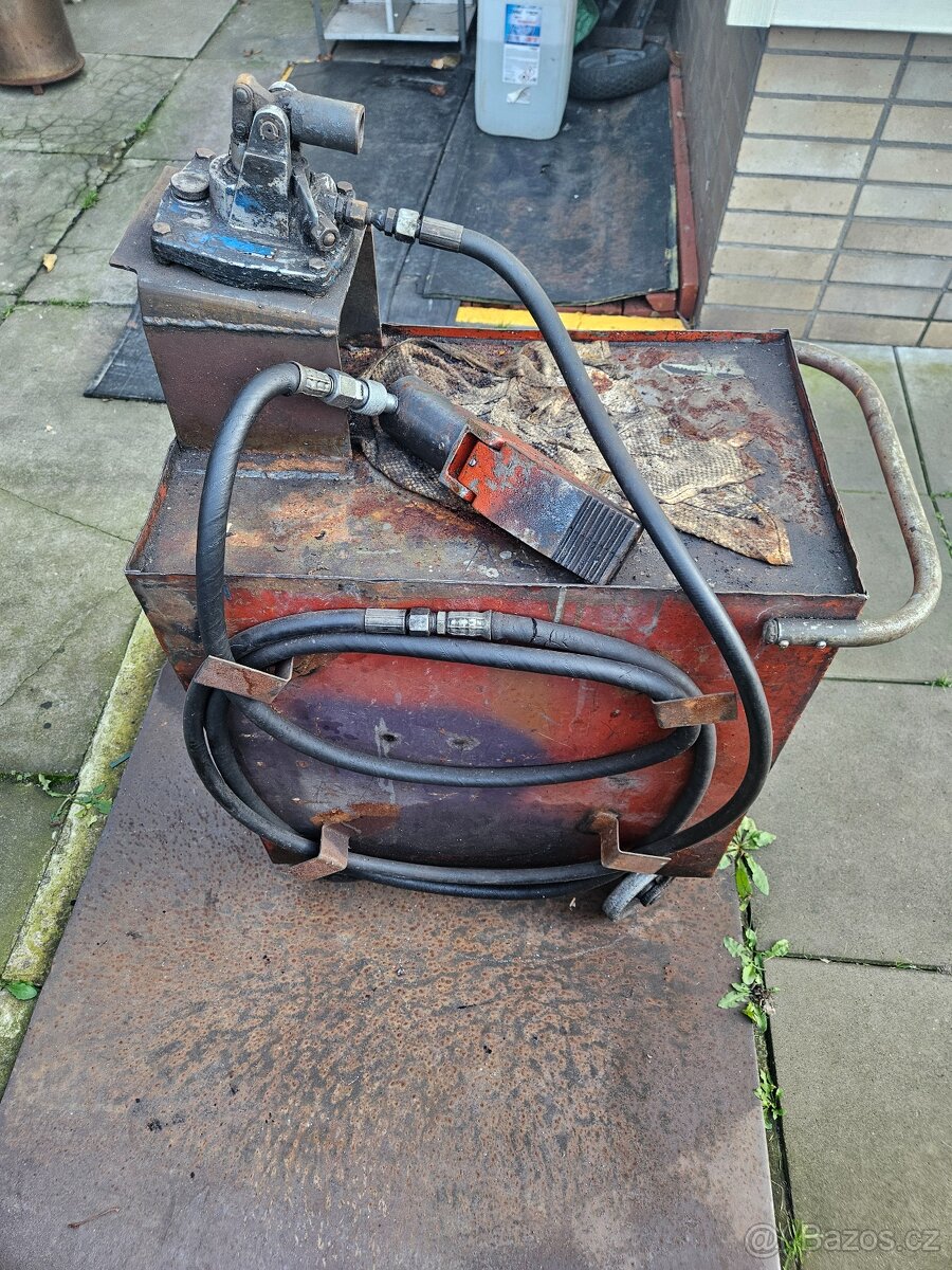 Hydraulický karosářský vozik s nářdím