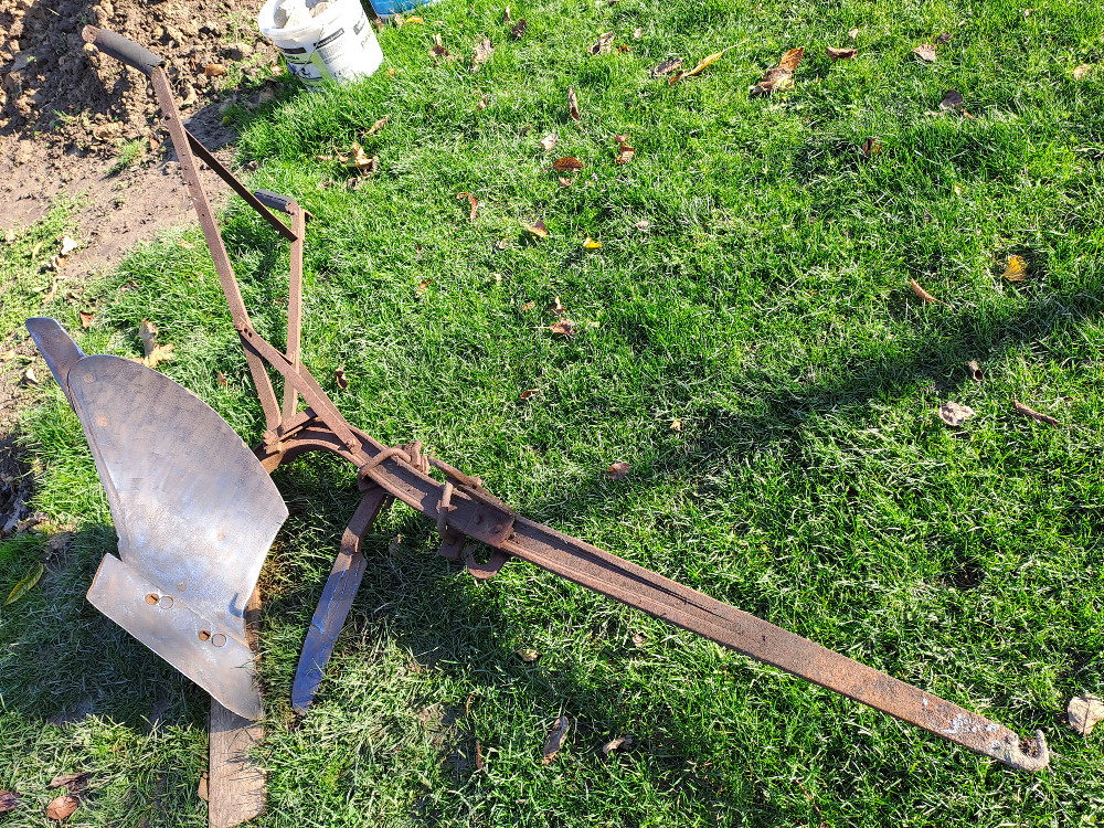 Prodám pluh s krojidlem za malotraktor