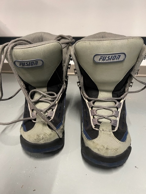 Prodám zachovalé snowboardové boty vel. 38