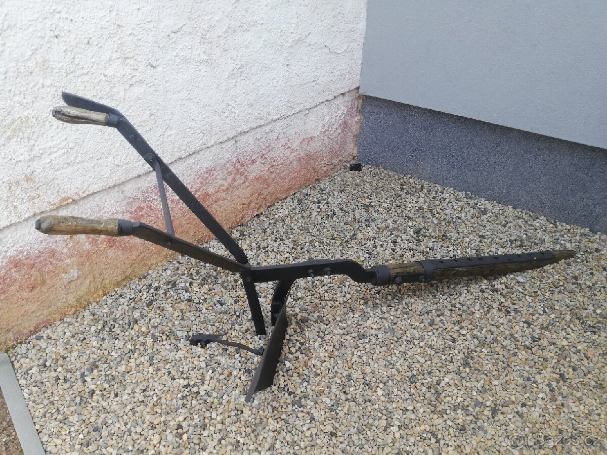 Historický pluh za koně