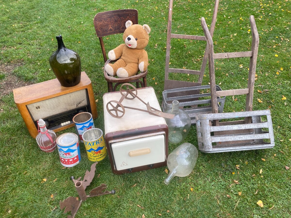 staré rádio stará plechovka starý medvídek židle rudl