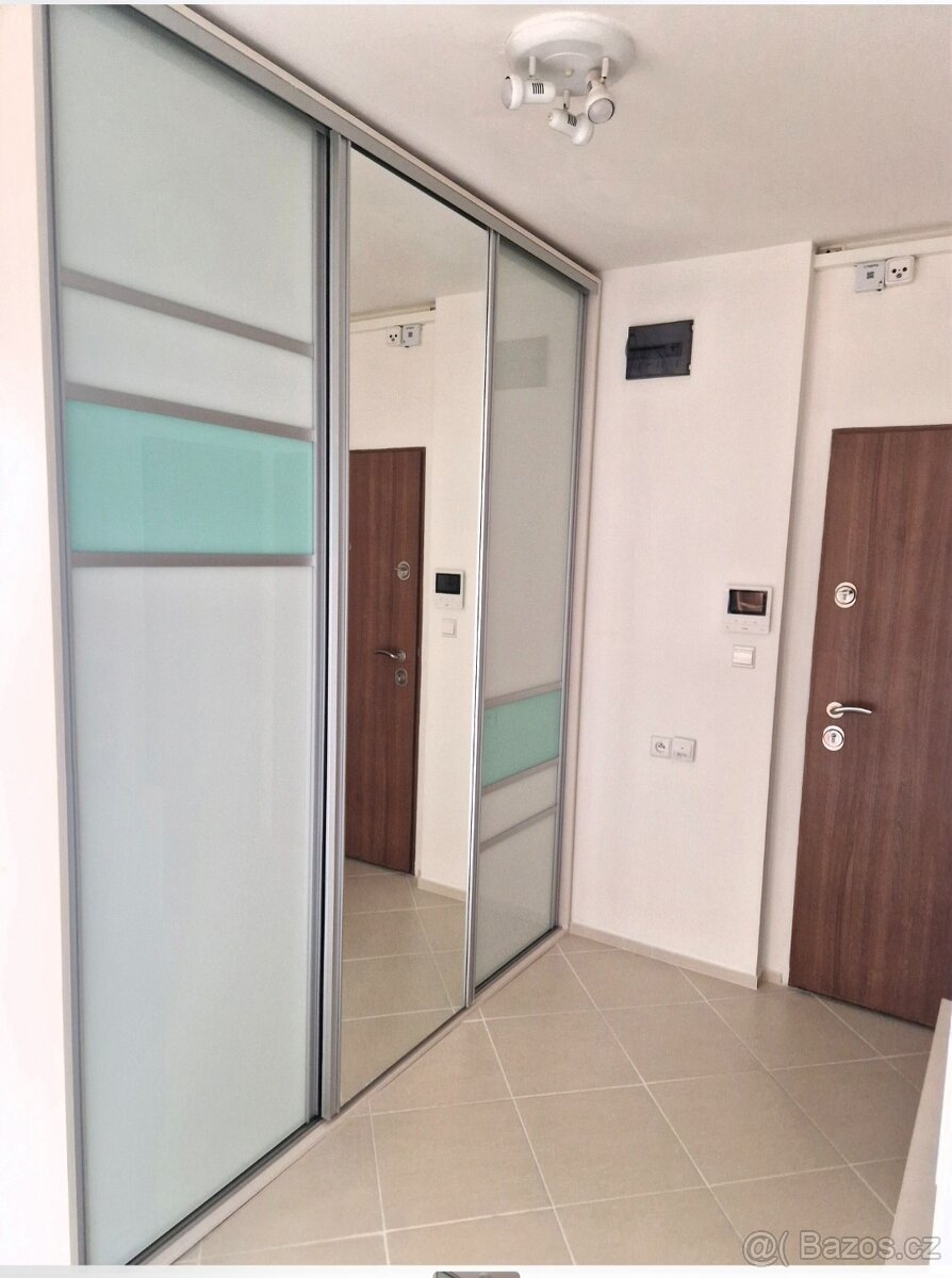 Vestavěna šatní skříň + botník