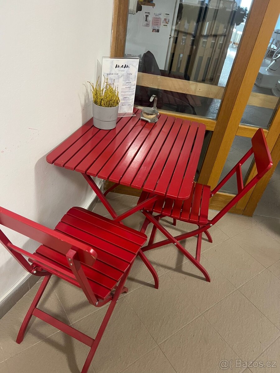 Set stolů a židlí