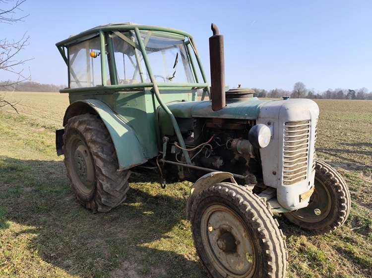 Zetor Super 50 s papíry