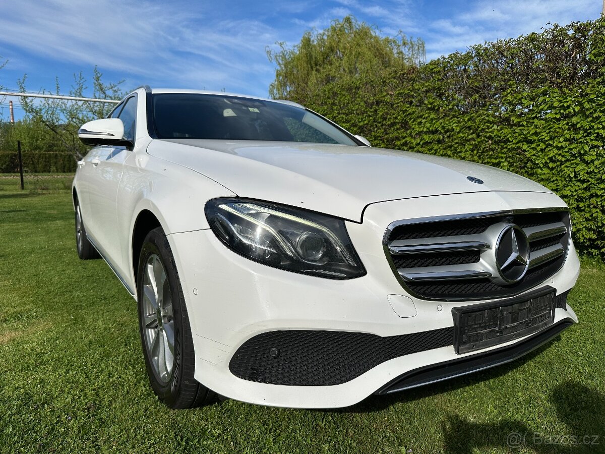 Mercedes E220d 4 matic 2018, plný servis, 100% nájezd