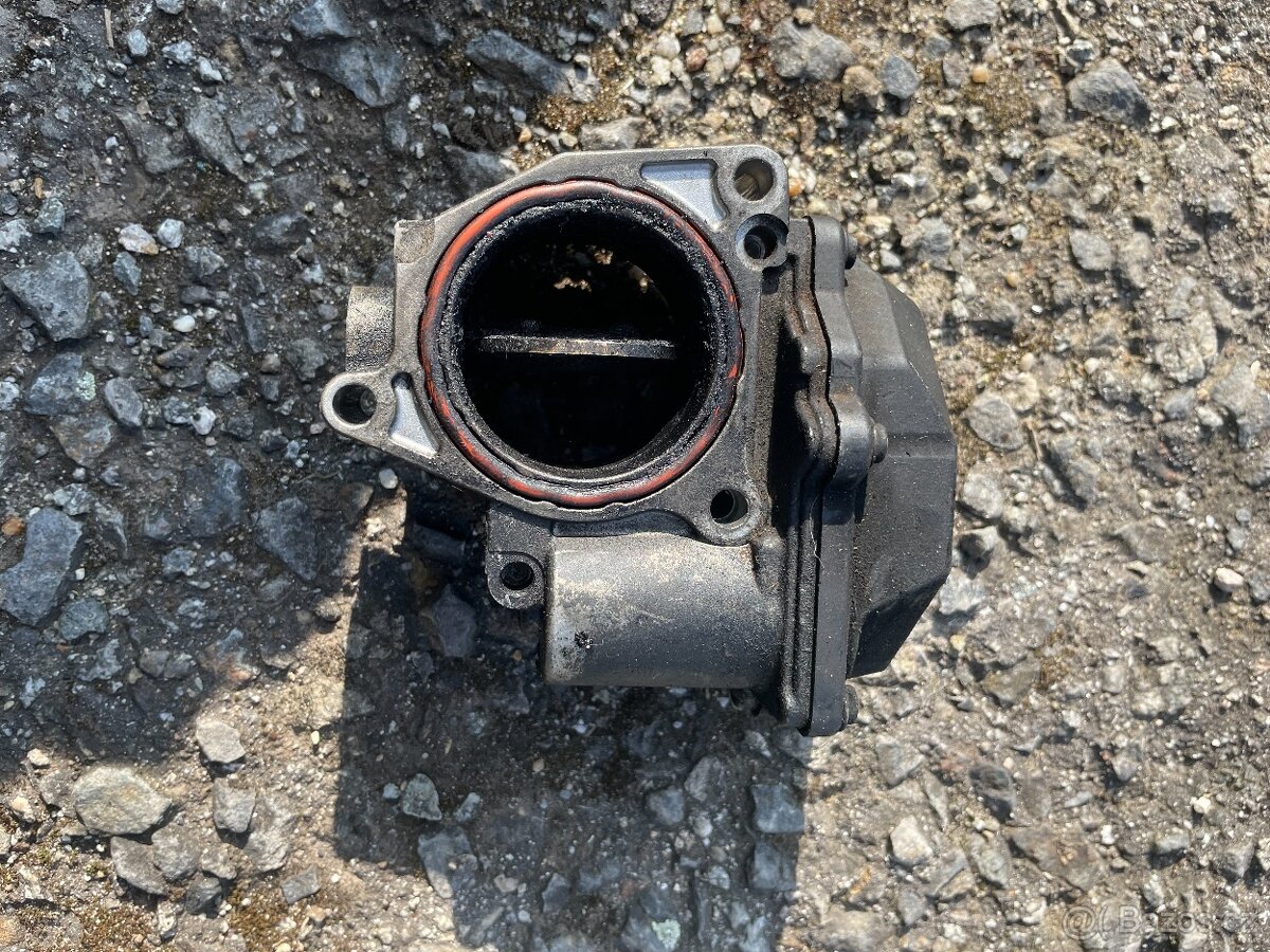 Škrtící klapka vw passat b6 2.0 tdi 103 kw BMP